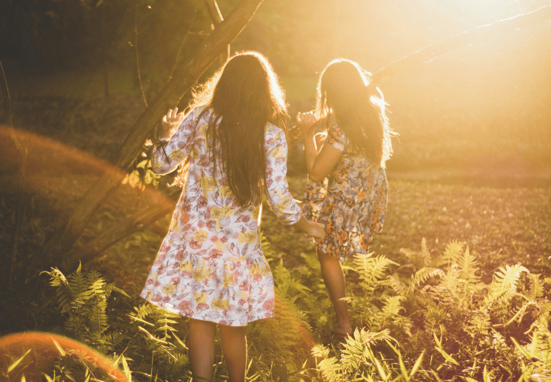 filles dans un coucher de soleil