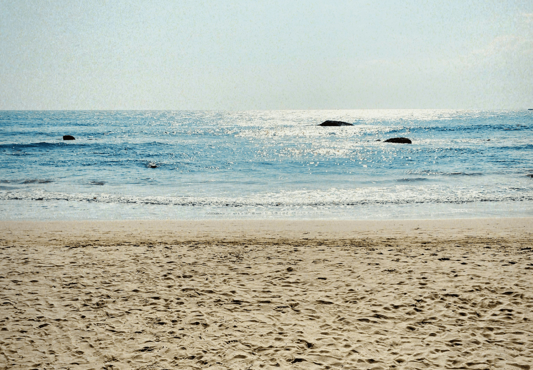 une plage de sable